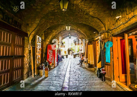 Byblos Vecchio Souk di passaggio a tunnel con negozi di souvenir Foto Stock