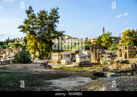 Pneumatico Hippodrome rovine e necropoli con pittoresche Blue Sky Background Foto Stock