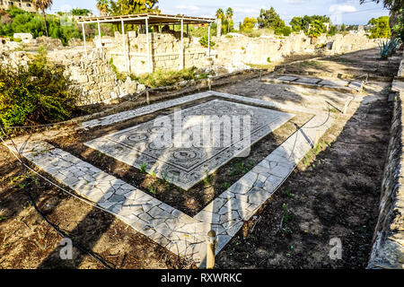 Pneumatico Hippodrome rovine e necropoli con pittoresco mosaico su terra Foto Stock