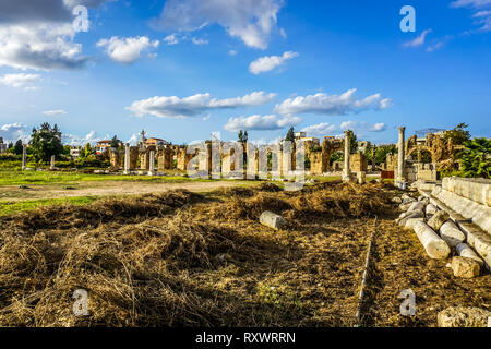 Pneumatico Hippodrome rovine e necropoli con pittoreschi pilastri a sfondo Foto Stock