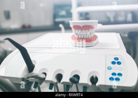 Studio dentista. Moderno studio dentistico. Poltrona odontoiatrica e gli altri accessori utilizzati dagli odontoiatri in blu, medic luce. Igiene dentale Foto Stock