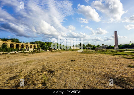 Pneumatico Hippodrome rovine e necropoli con pittoresche Blue Sky Background Foto Stock