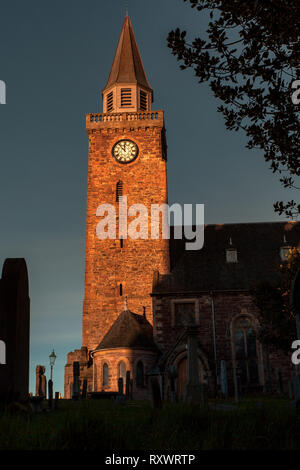 Vecchia chiesa in Inverness Scozia al tramonto Foto Stock