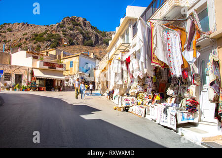 Strada stretta nel vecchio villaggio di Kritsa, Creta, Grecia Foto Stock