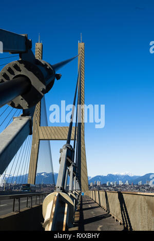 L'Alex Fraser ponte fu completato nel 1986,in tempo per Expo 86 a Vancovuer, BC. Si tratta di acciaio massiccio di supporto per cavi ponte di coperta. Foto Stock