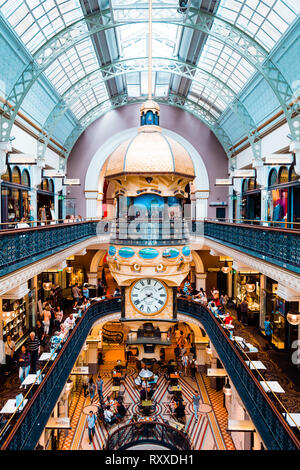 La Queen Victoria Building (QVB) è un famoso edificio storico nel quartiere affaristico di Sydney che è casa di una varietà di boutique e caffetterie. Foto Stock