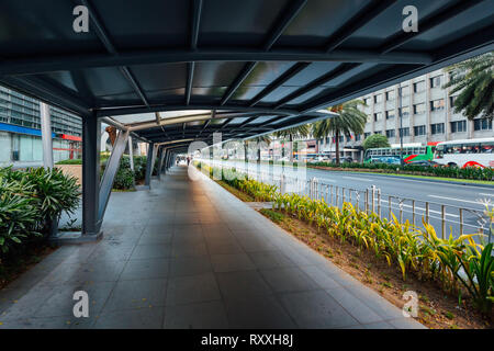 Il marciapiede lungo Ayala Avenue in Makati City, Filippine Foto Stock