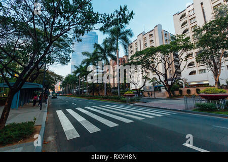 Il marciapiede lungo Makati Avenue in Makati City, Filippine Foto Stock