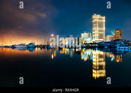 Skyline della città di Manila e la baia di Manila, Filippine Foto Stock