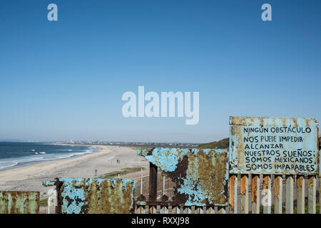 Guardando a San Diego city, dal confine di Tijuana, Messico Foto Stock