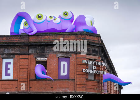 Uno dei mostri gonfiabili installato per l'Halloween nella Città evento, Mayfield Stazione, Manchester, Inghilterra, Regno Unito Foto Stock