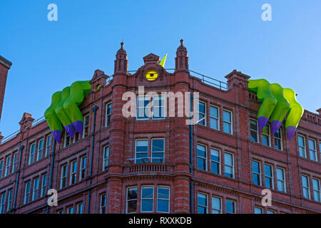 Uno dei mostri gonfiabili installato per l'Halloween nella Città evento, 35 Dale Street, Manchester, Inghilterra, Regno Unito. Foto Stock