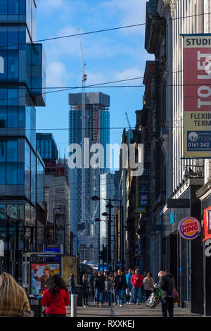 Uno dei Deansgate torre quadrata a blocchi (in costruzione) da Mosley Street, Manchester, Inghilterra, Regno Unito Foto Stock