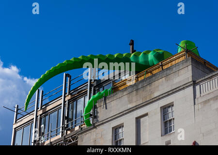 Uno dei mostri gonfiabili installato per l'Halloween nella Città evento, Hall di Manchester, Manchester, Inghilterra, Regno Unito Foto Stock