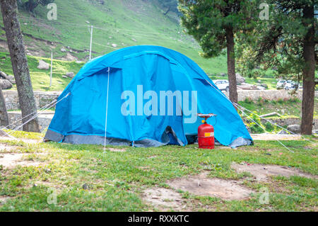 Tende impostato per il campeggio nella regione himalayana del Kashmir con una stufa a gas nella parte anteriore di esso Foto Stock