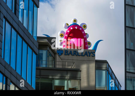 Uno dei mostri gonfiabili installato per l'Halloween nella Città evento, Barclays Bank Building, Manchester, Inghilterra, Regno Unito Foto Stock