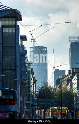 Uno dei Deansgate torre quadrata a blocchi (in costruzione) da Corporation Street, Manchester, Inghilterra, Regno Unito Foto Stock