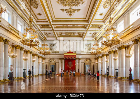 Saint Petersburg, Russia - 4 Ottobre 2015: ai turisti di ammirare gli interni ornati del trono imperiale in camera il membro Museo Hermitage di San P Foto Stock