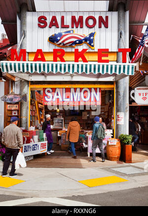 Accattivante facciata anteriore del mercato del salmone, un famoso negozio di pesce in centro a Ketchikan, Alaska, STATI UNITI D'AMERICA Foto Stock