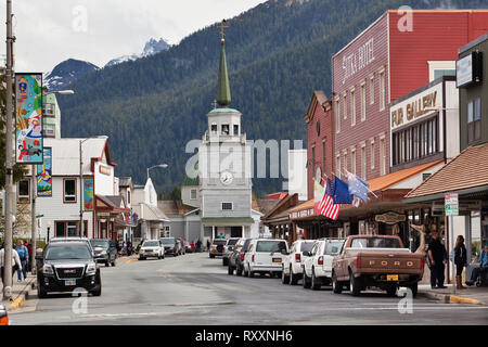 Lincoln St al centro della quale sorge San Michele Cattedrale Ortodossa Chiesa di Sitka, Alaska, Stati Uniti d'America. I veicoli devono andare intorno al Duomo per continuare su Lincoln San Foto Stock