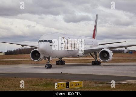 Piano in rullaggio a aeroporto Foto Stock