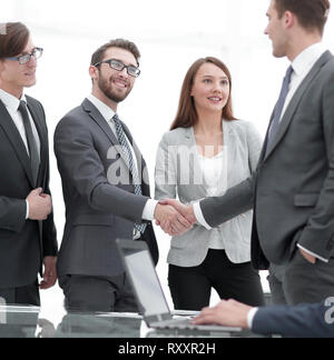 Business colleghi seduti ad un tavolo durante una riunione con due Foto Stock