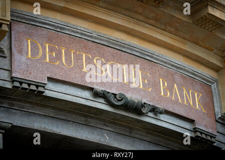 'Deutsche banca' in corrispondenza di un vecchio e storico edificio della banca a Leipzig Foto Stock