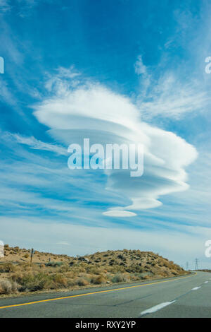 Un cirrocumulus permanente nube lenticolare (RVLV) sulla California highway 395 nella parte orientale della Sierras. A causa del loro aspetto unico, esse sono state b Foto Stock