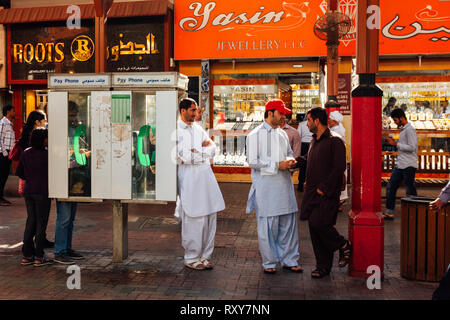 La vita quotidiana della gente locale in Dubai Città dell'oro Foto Stock