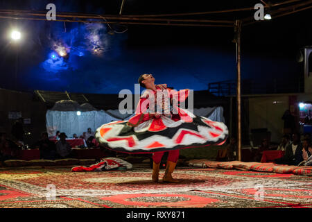 Dic 24, 2013 - Il derviscio armato di Al Folklore Tanoura Troupe in Dubai Emirati Arabi Uniti. Foto Stock