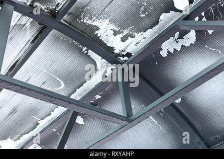 Vetro antico soffitto industriali con travi metalliche, closeup vista. sfondo astratto Foto Stock