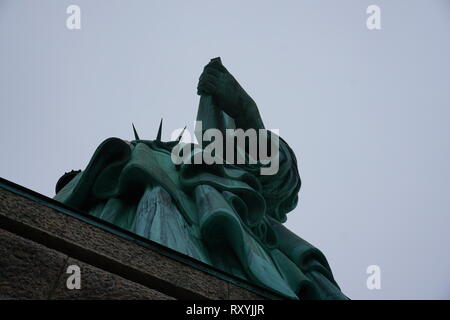 Novembre 2018 - Statua della Libertà sulla luce blu del cielo, un punto di riferimento nella città di New York, Stati Uniti d'America, vista dal basso. Foto Stock