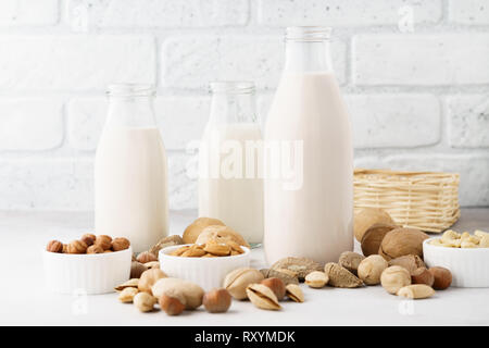 Varie dado latte in bottiglie e ingredienti. Dairy libero, senza lattosio latte vegano concetto. Foto Stock