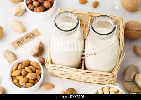 Dado di diverse latte in bottiglie e ingredienti. Dairy libero, senza lattosio latte concept. Foto Stock