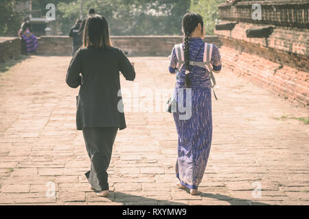 Backview femminile di turisti alla antica Pa Hto Taw Gyi Pagoda rovine a Mingun città vicino a Mandalay, Myanmar. Foto Stock