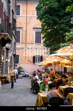 Cena all'aperto a Roma all'Antica Trattoria Polese in Italia. Foto Stock