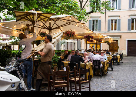 Cena informale all'Antica Trattoria Polese a Roma. Foto Stock