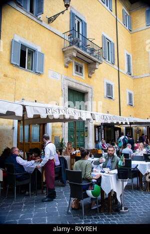 Pranzo domenicale al ristorante alla Maddalena in Piazza della Maddalena a Roma, Italia. Foto Stock