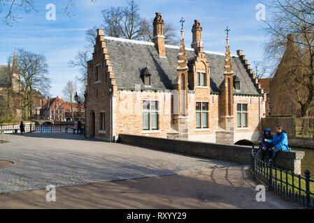 BRUGES, Belgio - 17 febbraio 2019: l'edificio di architettura medievale di mattoni rossi. Sashuis Foto Stock