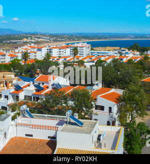 Sunny skyline di Lagos cittadina sulla costa dell'Oceano Atlantico, Portogallo Foto Stock