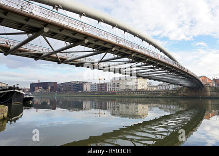 Ponte pedonale Kładka Ojca Bernatka, 31-061 Kraków, Polonia Foto Stock