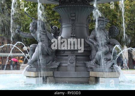 Fontana a Schlossplatz square , il Neues Schloss (Palazzo Nuovo) a Stoccarda durante un festival nel mese di ottobre Foto Stock