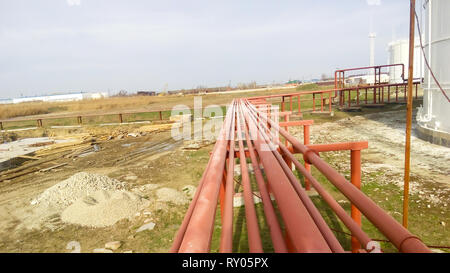 Tubazioni per il pompaggio di prodotti petroliferi raffinati. Tubi in raffineria. Foto Stock