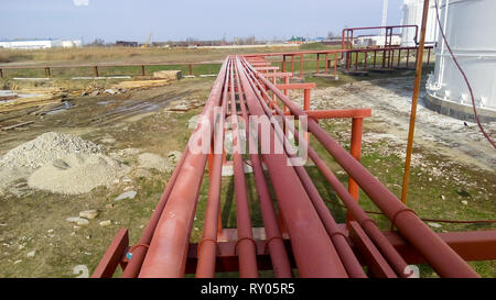 Tubazioni per il pompaggio di prodotti petroliferi raffinati. Tubi in raffineria. Foto Stock