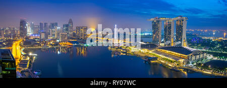 Singapore vista panoramica sullo skyline cittadino con vista della baia di Marina nella città di Singapore. Foto Stock