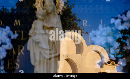 Cimitero pubblico in Comares, Axarquia, Malaga, Andalusia, Costa del Sol, Spagna Foto Stock