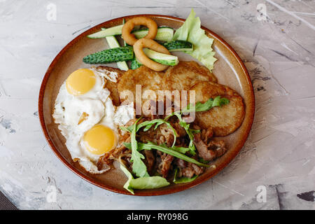 Deliziosi puncakes patate servita con uova fritte. Foto Stock