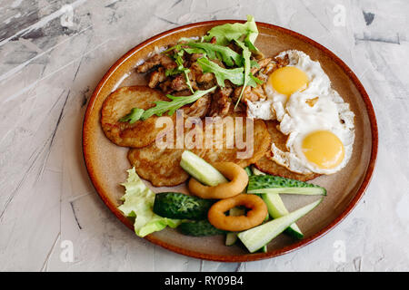 Deliziosi puncakes patate servita con uova fritte. Foto Stock