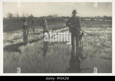 Snipe-Shooting. Peter Henry Emerson; inglese, nato a Cuba, 1856-1936. Data: 1886. Dimensioni: 18,7 x 28,8 cm (l'immagine/carta); 28,6 × 40,9 cm (album). Platinum print, pl. X dall'album "la vita e il paesaggio sul Norfolk Broads" (1886), edizione di 200. Origine: Inghilterra. Museo: Chicago Art Institute. Foto Stock