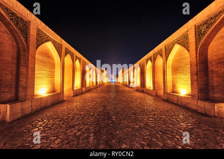 Ponte Khaju in notturna a Isfahan, Iran, adottata nel gennaio 2019 prese in hdr Foto Stock